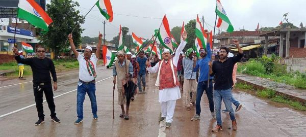 रिमझिम बारिश में विधायक ने आजादी के 75वें हीरक उत्सव तिरंगा पदयात्रा निकाली