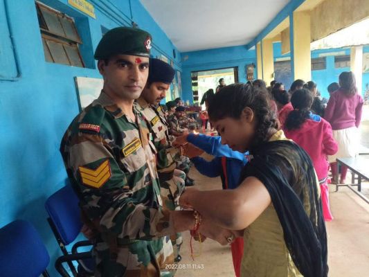 कन्या परिसर परचनपाल की छात्राओं ने सैनिकों के साथ मनाया राखी का पर्व
