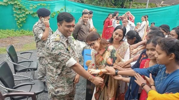 पुलिस ने कोतवाली में स्कूली बालिकाओं के साथ मनाया रक्षाबंधन