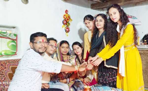 भाई-बहन का प्यार देख बारिश भी हो गई फीकी