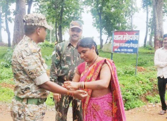 मायके जा रही महिला ने वाहन चेकिंग के लिए तैनात पुलिस कर्मियों को बांधी राखी