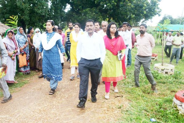 प्रभारी सचिव ने मशरूम उत्पादन की सत्यता की जांच