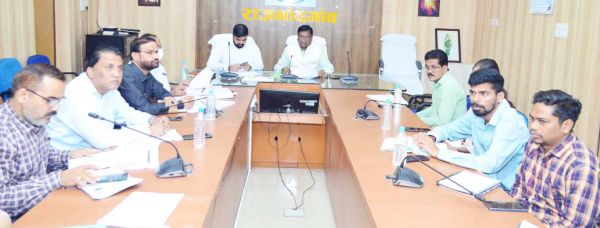 गौठानों के लिए शासकीय भूमि का चिन्हांकन कर अग्रिम आधिपत्य लें-कलेक्टर