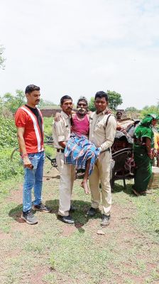 नदियां उफान पर, नदी किनारे घरों में घुसा पानी, सैकड़ों बेघर