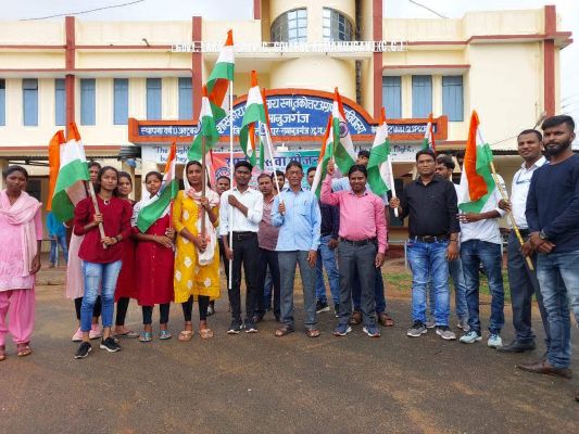 स्वयंसेवकों ने निकाली तिरंगा रैली