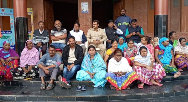 निगम कर्मियों को दो माह से नहीं मिला वेतन, भाजपा पार्षदों ने दिया धरना