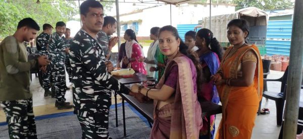 भाजपा महिला मोर्चा ने जवानों को राखी बांध मनाया रक्षाबंधन