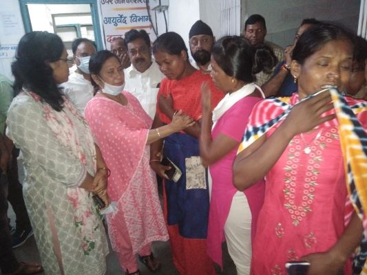 ध्वजारोहण करते नपा के ठेका कर्मी की करंट से मौत