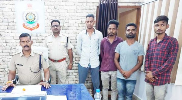 चाकू की नोक पर व्यापारी से नगदी की लूट, चार गिरफ्तार
