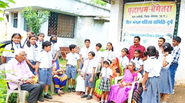 एलॅन्स की छात्र-छात्राओं ने वृद्धाश्रम पहुँचकर मनाया रक्षाबंधन