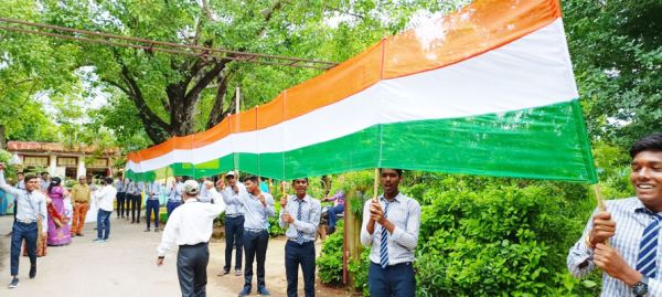 हरिहर शाला के छात्रों ने 80 फीट की तिरंगा रैली निकाली