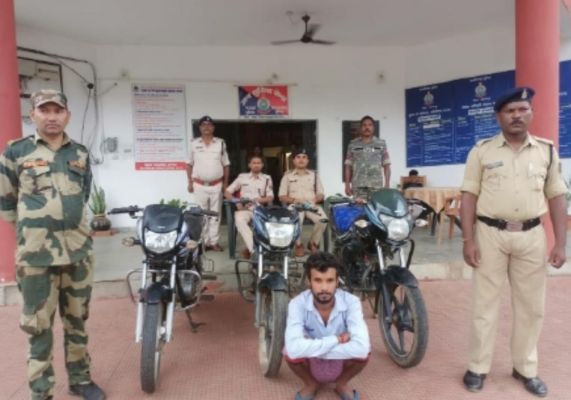 तीन बाइक के साथ युवक गिरफ्तार