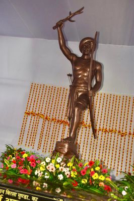 सीएम ने चारामा में किया बिरसा मुंडा की मूर्ति का अनावरण