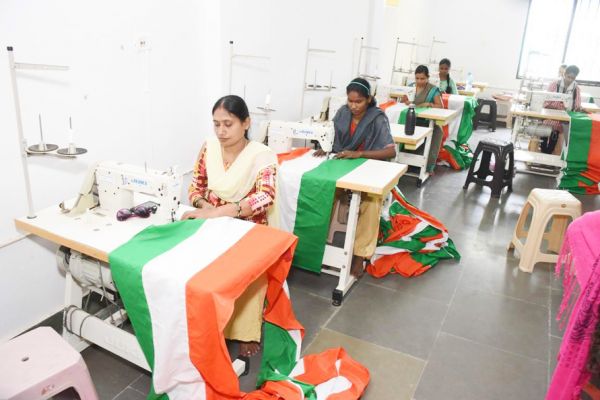 स्वतंत्रता दिवस की तैयारी में जुटे लोग, घर-घर लहराएगा तिरंगा