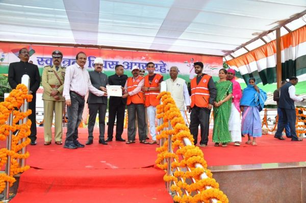 कोरोना काल के दौरान किये गए कार्यो को लेकर रेडक्रॉस के सदस्यों का किया गया सम्मान