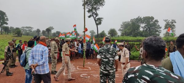 75 वर्षीय बुजुर्ग ने चांदामेटा कैम्प में फहराया तिरंगा झंडा