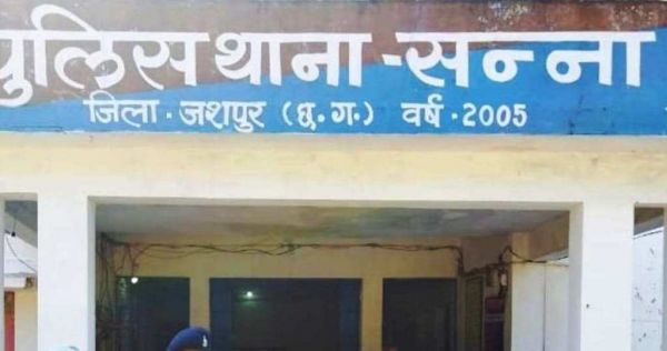 पंचायत का जुर्माना वसूल करने गए युवक की लाठियों से पीट-पीटकर हत्या