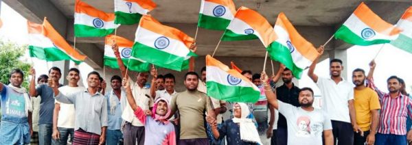 देशप्रेम का नारा लगाते भालुकोना में निकली तिरंगा यात्रा