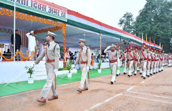 गरियाबंद में संसदीय सचिव विकास उपाध्याय ने ध्वजारोहण कर परेड की सलामी ली