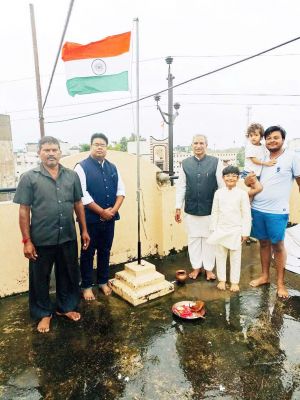 पूर्व सांसद चंदूलाल साहू ने फहराया तिरंगा