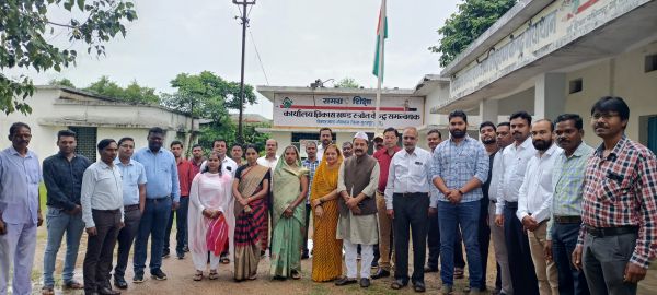 जगह-जगह शान से तिरंगा फहराया