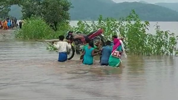 बारिश से सडक़ें  लबालब