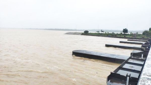 पौने तीन लाख क्यूसेक पानी छोडऩे से शिवनाथ के जद में आए दर्जनों गांव