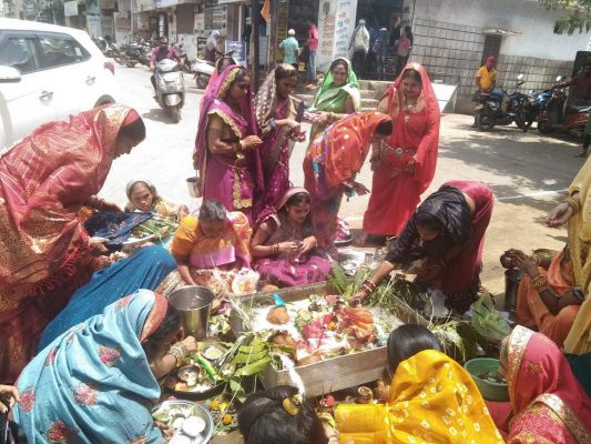 कठिन व्रत रखकर माताओं ने की संतानों की लंबी आयु की कामना