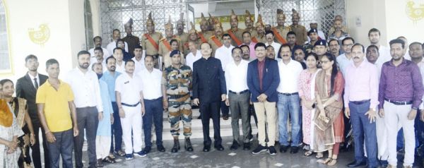 कलेक्टर ने जिला कार्यालय में ध्वजारोहण किया