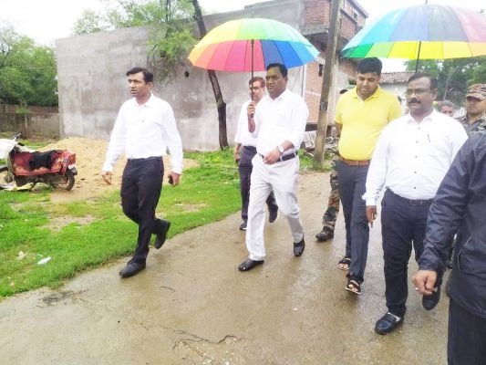 कलेक्टर ने बाढ़ प्रभावित क्षेत्रों का किया मुआयना