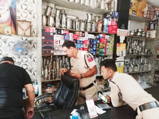 एक ही रात में चार दुकानों में लाखों की चोरी