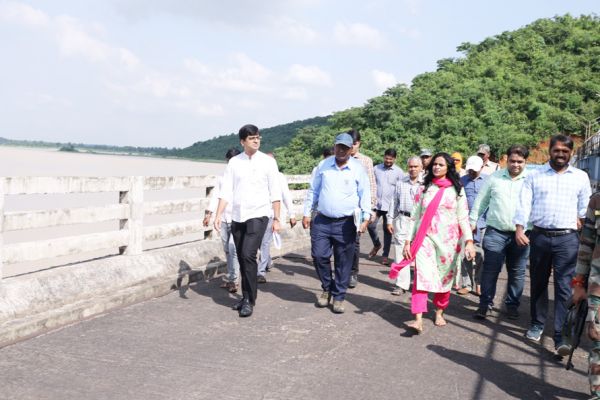 केलो डैम के निरीक्षण में पहुंची कलेक्टर, जलभराव का लिया जायजा