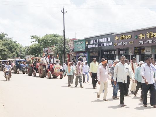 गन्ना कृषकों का अनोखा प्रदर्शन, गन्ने को ट्रैक्टर में बांध निकाली रैली