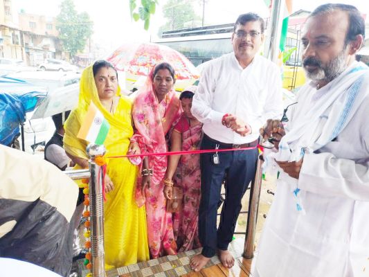 आराधना ने किया यात्री प्रतीक्षालय का उद्घाटन