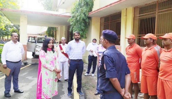 बाढ़ से निपटने कलेक्टर ने एनडीआरएफ टीम को किया रवाना