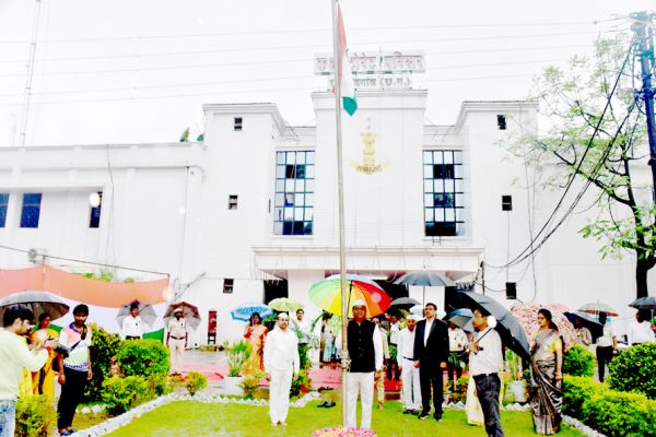 कलेक्टर ने कलेक्टोरेट में फहराया तिरंगा