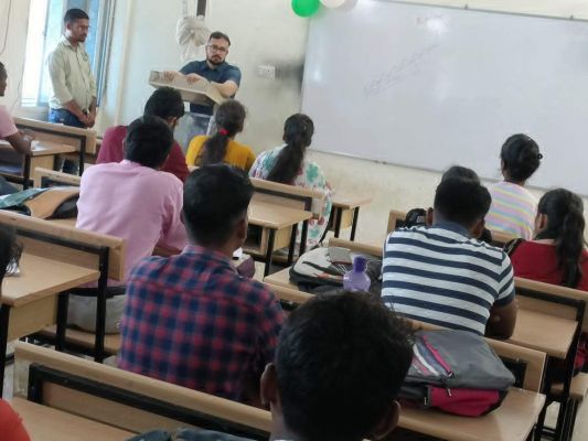 कलेक्टर ने लक्ष्य के छात्रों को दी प्रेरणा