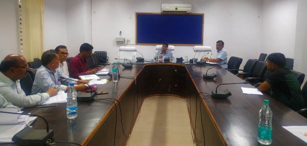 निर्माण कार्यों को तय समयावधि में पूर्ण कराने के सख्त निर्देश