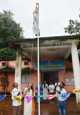 जनसंपर्क में लहराया तिरंगा
