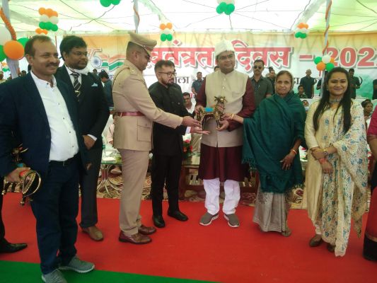 मुख्य अतिथि को स्मृति चिन्ह भेंट