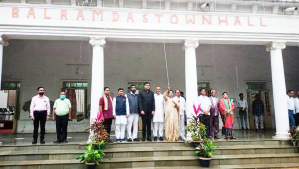 मेयर ने किया ध्वजारोहण अधिकारी-कर्मचारियों का हुआ सम्मान