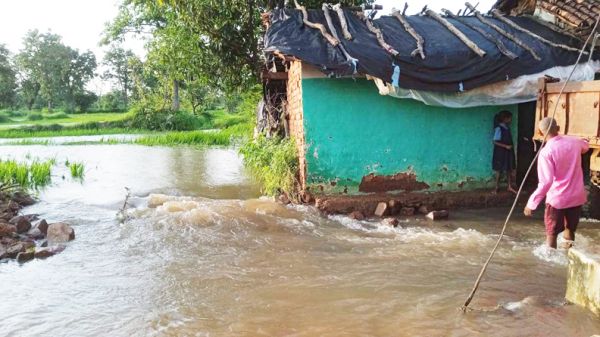 बकोरी स्टॉप डेम का गेट टूटा, घरों में घुसा पानी, सैकड़ों एकड़ फसल बर्बाद