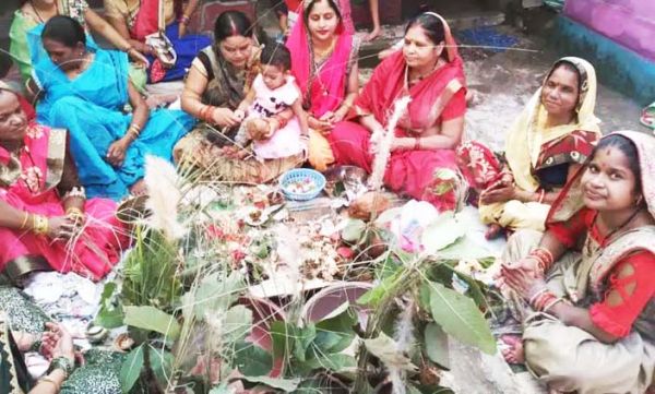 निर्जला व्रत रखकर की संतान की लंबी उम्र की कामना