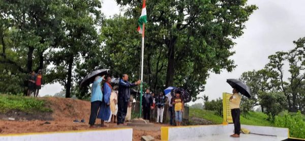 भूतपूर्व सैनिक ने किया ध्वजारोहण