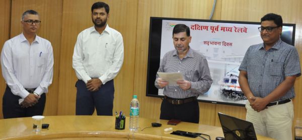 छुट्टियों के चलते रेलवे ने 2 दिन पहले ही मनाया सद्भावना दिवस