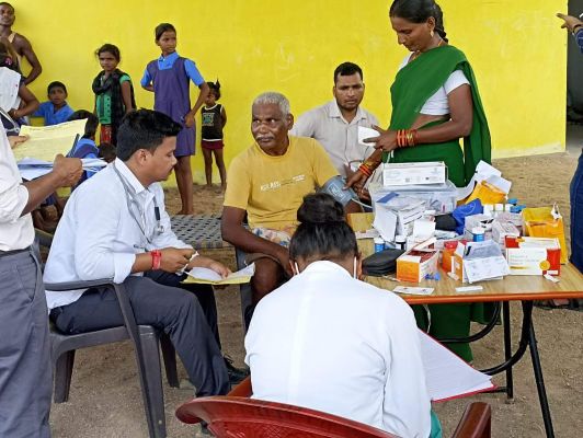 मेकाज की 3 सदस्यीय टीम पहुँची रेगडग़ड्डा गाँव, ग्रामीणों का किया इलाज