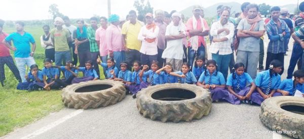 पाइकभाठा के छात्रों ने स्कूल में ताला लगाकर किया सडक़ जाम