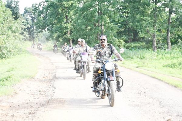 बाईक में जंगली रास्तों से थानों का किया औचक निरीक्षण