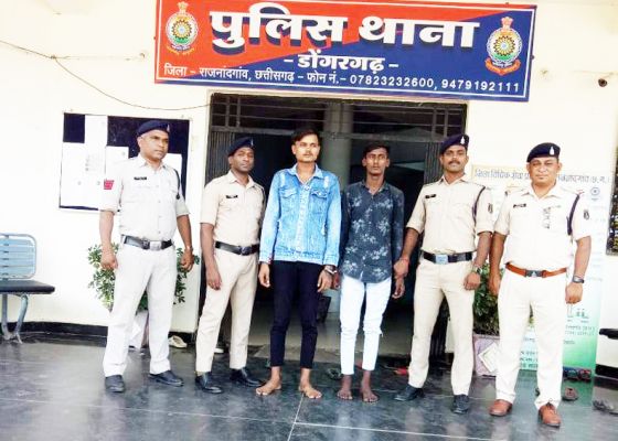 सार्वजनिक जगह पर चाकू रखने वाले 2 पकड़ाए
