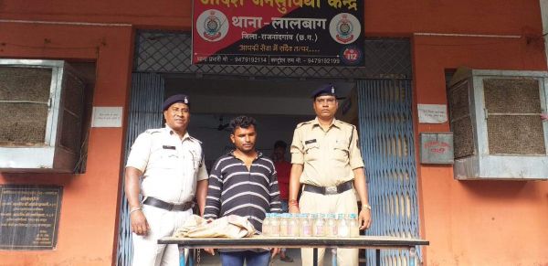 शराब बेचने वाला पकड़ाया